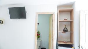 uma porta para um quarto com uma televisão na parede em Hotel Playa Divina em Coveñas