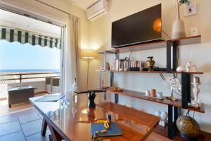 Two-bedroom Condo with Sea View in Glyfada في غليفادا: غرفة طعام مع طاولة وإطلالة على المحيط