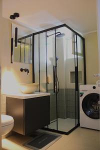 Un baño de Lithi Stylish Apartments- Cosy