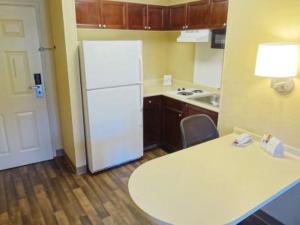 Kuchyň nebo kuchyňský kout v ubytování LoneStar Suites