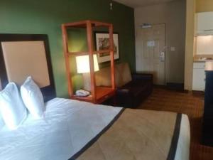 Postel nebo postele na pokoji v ubytování LoneStar Suites