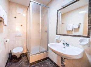 A bathroom at Weinberg Apartments