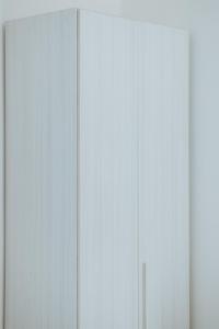 una fila de puertas blancas en el armario de una habitación en A due passi dal mare - Oasi di pace, en Petacciato