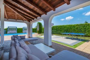 Bazén v ubytování Villa Melody, a luxurious Holiday Retreat nebo v jeho okolí