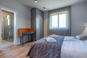 Postel nebo postele na pokoji v ubytování Villa Melody, a luxurious Holiday Retreat + 30 fotografií