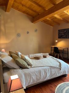 Cama grande en habitación con techo de madera en Le Domaine d'Adrien en Larnage