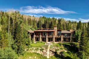 een groot huis midden in een bos bij The Finest Expression of Mountain Homes, Ski In Out, Hot Tub in The Colony in Park City