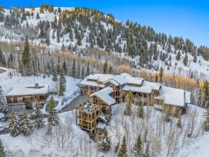 Ski in out Mountain Estate in The Colony w Hot Tub, Theater, Game Room om vinteren