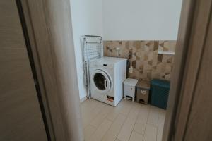 a washer and dryer in a small room at A due passi dal mare - Oasi di pace in Petacciato