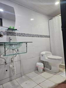 uma casa de banho com um WC e um lavatório em HOSTAL IBRAIS em Cidade do Panamá