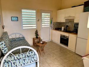 une cuisine avec une chaise et une table dans une cuisine dans l'établissement Loc. Ste-Anne, maisonnette plein-pieds 2 à 4 pers., à Sainte-Anne