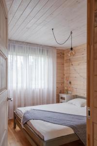 een slaapkamer met een wit bed en een raam bij Sidari in Auleja