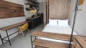 een kleine kamer met een bed en een bureau bij Casa Campus IVIN Chapinero in Bogota