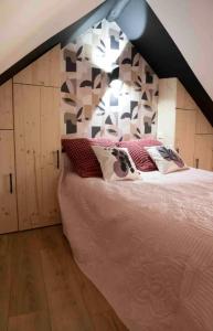 um quarto com uma cama grande e uma cabeceira em madeira em Maison de village em Chirac