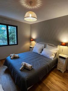 ein Schlafzimmer mit einem großen Bett mit zwei Handtüchern darauf in der Unterkunft Belle maison 4* Clim Piscine Wifi in Gassin