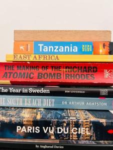 una pila di libri seduti su uno scaffale di Makini Spaces ad Arusha