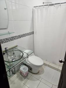 Um banheiro em Hostal EL Prado