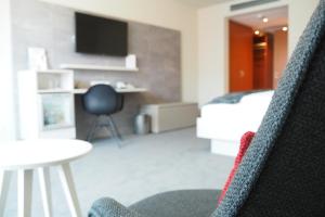 Hotel Fuchsen في كيرشهايم أونتر تيك: غرفة نوم بسرير وكرسي ومكتب