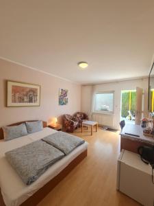Posezení v ubytování Cozy Room with garden in Bratislava