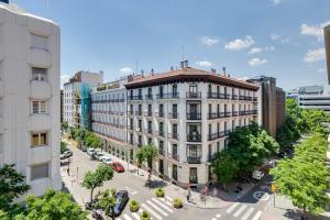 een uitzicht op een gebouw in een stad bij Serrano & Claudio Coello: Lujo, Luz y Elegancia in Madrid