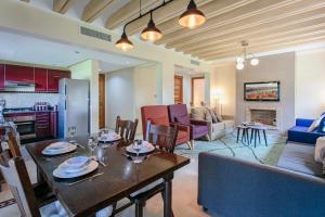 cocina y sala de estar con mesa y sofá en Solarium Retreat - Marrakech, en Dar Caïd Layadi