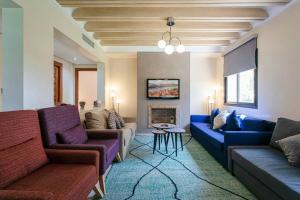 sala de estar con 2 sofás y chimenea en Solarium Retreat - Marrakech, en Dar Caïd Layadi