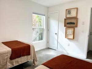 Habitación blanca con cama y ventana en The Butterfly House - with sauna en Sanford