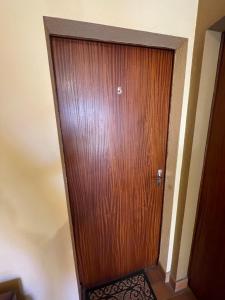 una puerta de madera en la esquina de una habitación en Le D'Artagnan - App 5 - Rez-de-chaussée, en Cazaubon
