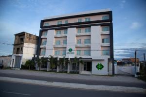 un edificio al lado de una calle en Oasis Hotel, en Cajazeiras