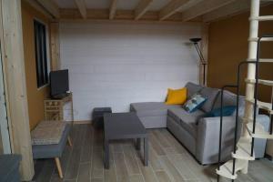 Maison de vacances saisonnier في نوتر دام دي مونتس: غرفة معيشة بها أريكة وطاولة