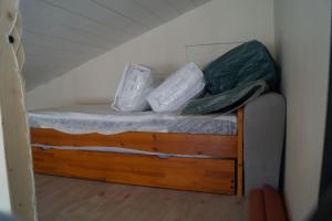 Maison de vacances saisonnier في نوتر دام دي مونتس: سرير صغير في غرفة بها أكياس عليه