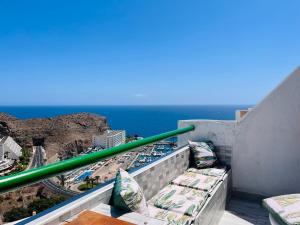 einen Balkon mit Stühlen und Meerblick in der Unterkunft Corona Amarilla Sea View and Relax Puerto Rico in Puerto Rico de Gran Canaria