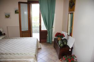 カンポラ・サン・ジョヴァンニにあるB&B La Rosaのベッドルーム1室(ベッド1台、花のテーブル付)