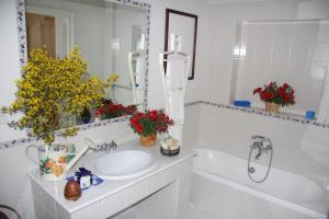 カンポラ・サン・ジョヴァンニにあるB&B La Rosaのバスルーム(シンク、鏡、バスタブ付)