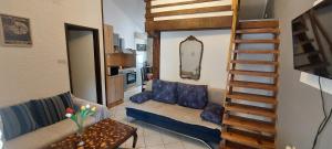 - un salon avec un canapé et un escalier dans l'établissement Stunning view-Maleni, à Vis