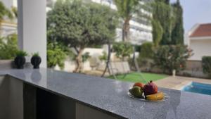 un piatto di frutta seduto su un piano di lavoro di STAY Sunset Lagoon Villa a Pyla