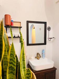 阿魯沙的住宿－Makini Spaces，一间带水槽和镜子的浴室