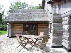 una mesa de madera y sillas en un patio en Tamarack Lodge, en Chard