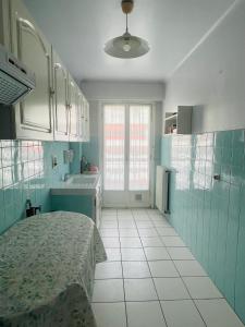 a blue kitchen with a bed and a sink at Oasis urbaine appartement 2 pièce in Nice