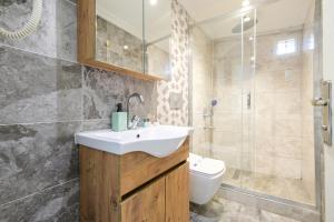 een badkamer met een wastafel, een toilet en een douche bij Loren Hotel&Suites in Istanbul