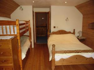 1 dormitorio con 2 literas y suelo de madera en Tamarack Lodge, en Chard