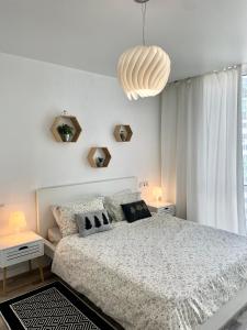 1 dormitorio blanco con 1 cama y 2 mesitas de noche en Scandinavian apartment на Марсельской, en Kryzhanivka