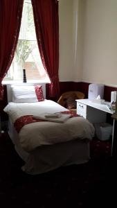 A bed or beds in a room at Mill Dam Guest House 