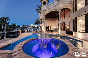 Πισίνα στο ή κοντά στο Villa Rhodes Palatial Waterfront Beach Estate +141 φωτογραφίες