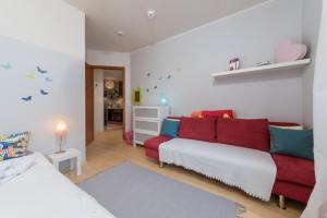 Villa Christiane App_ 3 في هيرينجسدورف: غرفة معيشة مع أريكة وغرفة نوم