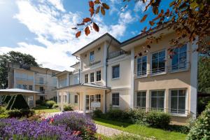 una vista exterior de un edificio con flores en Villa Christiane App_ 3 en Heringsdorf