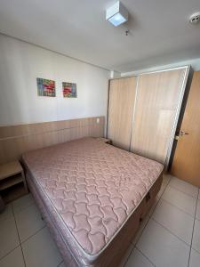 a bedroom with a bed in a room with a door at Casa da madeira - ate 5 pessoas - Centro in Caldas Novas