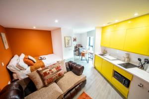 Il comprend un salon avec un canapé et une cuisine. dans l'établissement New corner studio apartment in Sheffield, à Sheffield