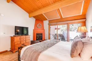 1 dormitorio con 1 cama grande y TV en Junipine Resort Townhome with Deck and Canyon Views! en Munds Park