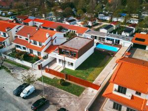 eine Luftansicht eines Hauses mit orangefarbenen Dächern in der Unterkunft Marlages House in Lavra